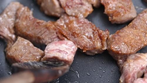 Thịt bò đã thái miếng và ướp gia vị, sẵn sàng để chế biến cho món bò sốt cà chua
