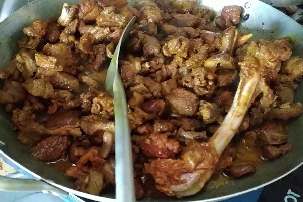 Quá trình chế biến thịt chó xào lăn với riềng, sả, một phương pháp nấu thịt chó phổ biến, mang lại hương vị đặc trưng
