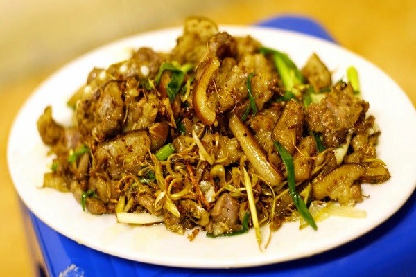 Thịt chó xào lăn, một biến tấu hấp dẫn trong ẩm thực thịt chó miền Bắc, nổi bật với hương vị đậm đà