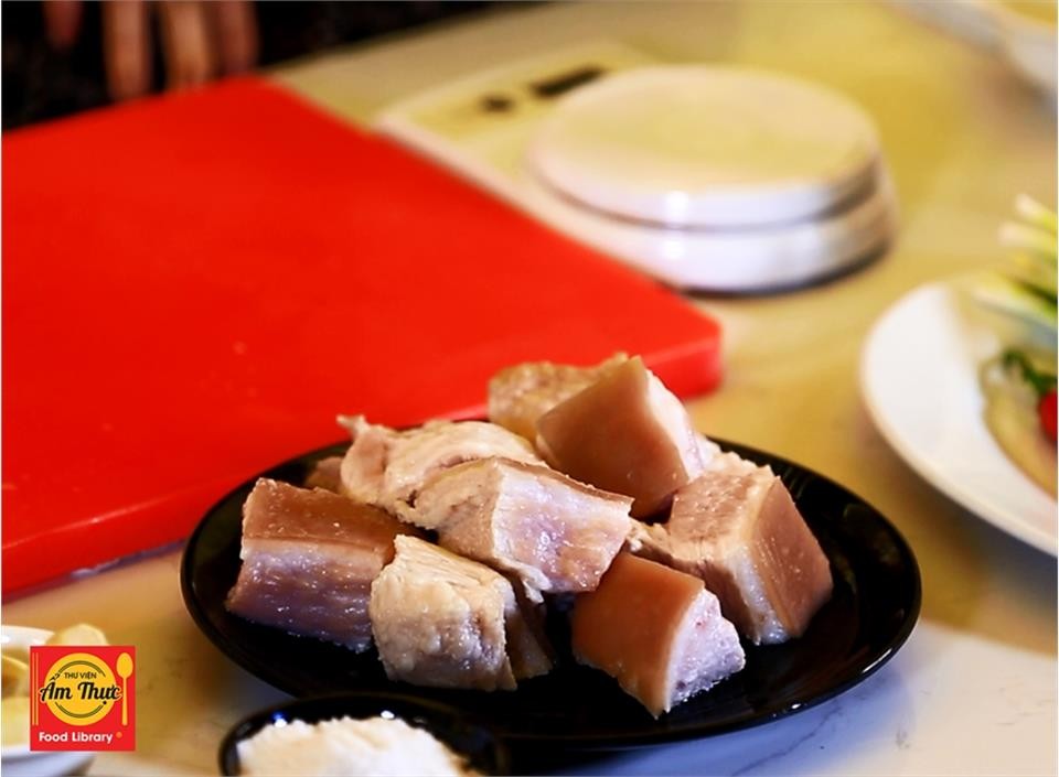 Sơ chế thịt heo và luộc trứng vịt cho món thịt kho tàu