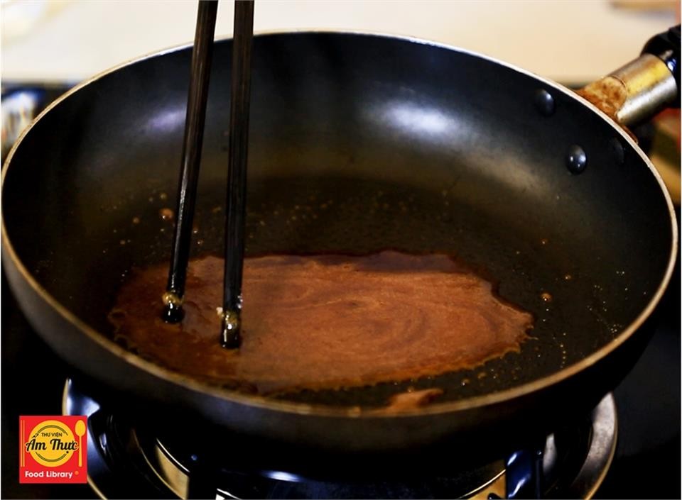 Làm nước màu đường caramel cho món dạy cách nấu thịt kho tàu