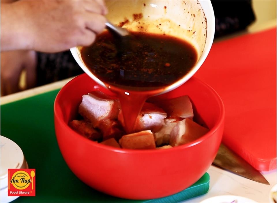 Trứng vịt đã bóc vỏ được cho vào nồi thịt kho tàu