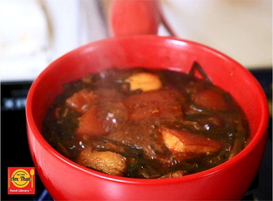 Nồi thịt kho tàu chuẩn vị với thịt mềm, trứng béo