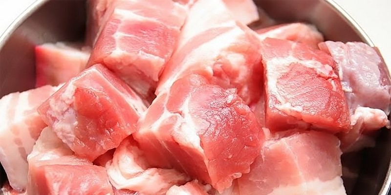Sơ chế thịt ba chỉ sạch sẽ, cắt miếng vừa ăn để làm thịt kho tàu trứng cút nước dừa.