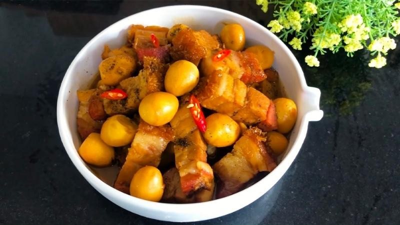 Mẹo nhỏ giúp món thịt kho tàu trứng cút thêm phần hấp dẫn, như việc chiên trứng cút trước khi kho