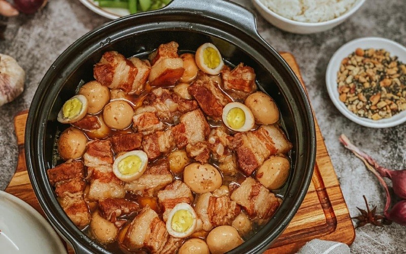 Mẹo bảo quản thịt kho trứng cút ở nhiệt độ phòng, bao gồm hớt bớt váng mỡ và hâm nóng định kỳ