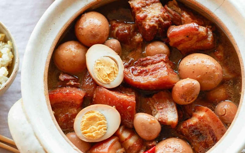 Bảo quản thịt kho trứng cút trong tủ lạnh bằng cách đậy kín nắp, giúp giữ món ăn tươi ngon lâu hơn