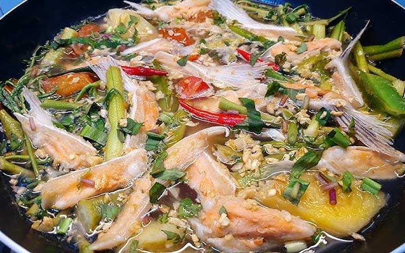 Món canh chua vây cá hồi tôm sau khi hoàn thành, hấp dẫn và bổ dưỡng