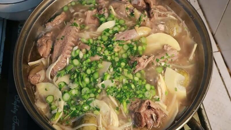 Thành phẩm vịt om sấu rau muống nóng hổi, thịt mềm, nước dùng chua thanh