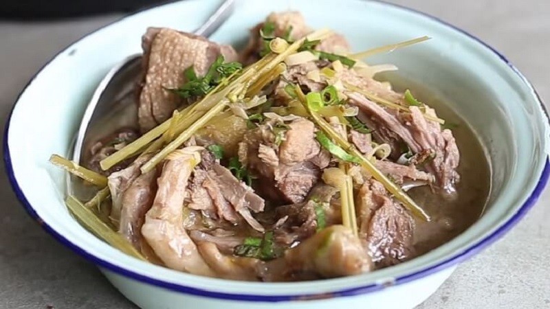 Thành phẩm món vịt om sấu rau rút thơm ngon, đậm đà, hấp dẫn