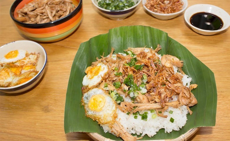 Bát xôi gà xé nóng hổi chuẩn bị bày bán, thể hiện quy trình làm xôi gà bán