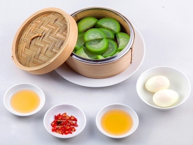 Đĩa bầu luộc xanh mướt, thanh mát, là món ăn kèm lý tưởng với các món tép tươi ngon