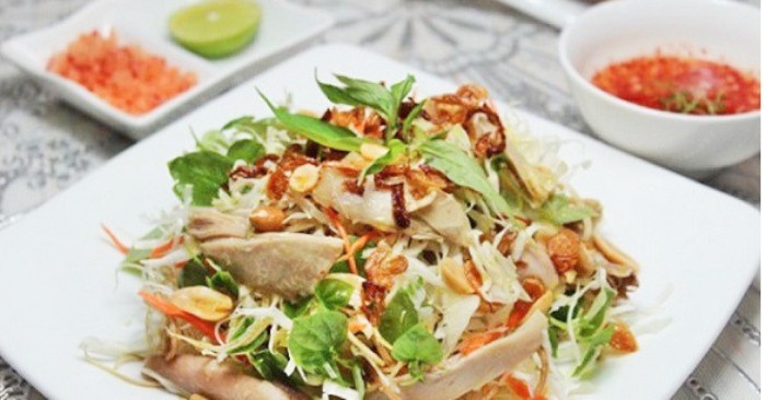 Gỏi ngan trộn bắp cải và hành tây giòn ngon, ăn kèm cháo ngan