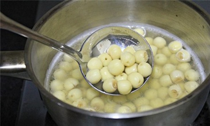 Luộc hạt sen đã được sơ chế