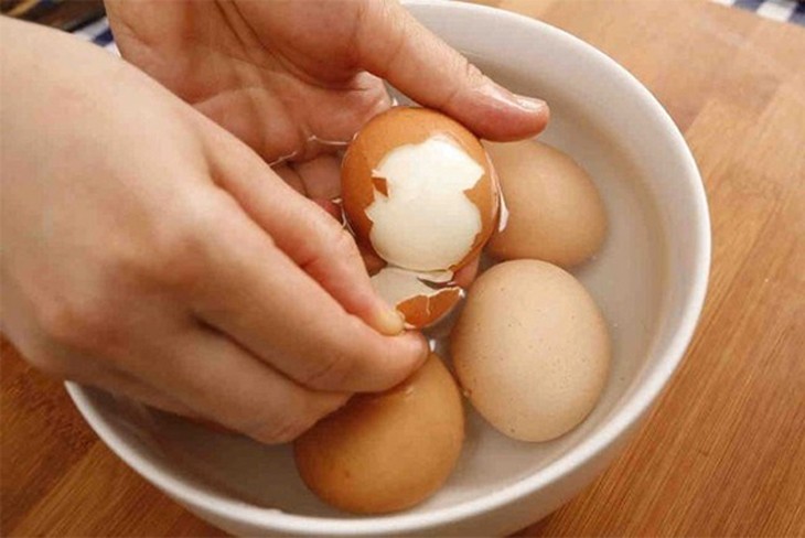 Bóc vỏ trứng gà cẩn thận