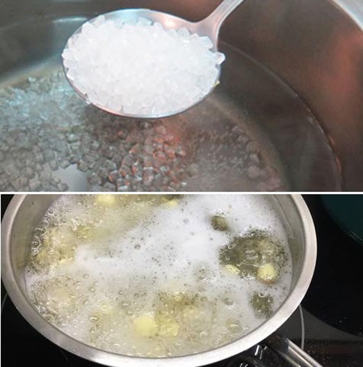 Cho đường phèn, trứng gà và hạt sen vào hầm