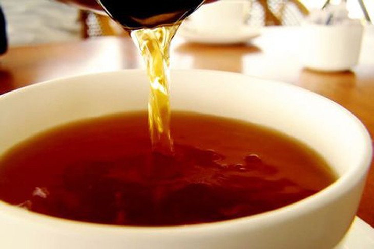 Pha hồng trà với 2 lít nước sôi