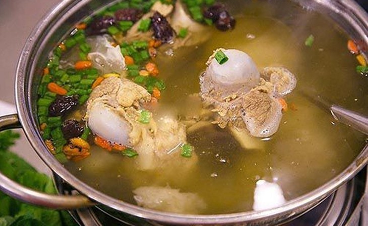 Nồi nước dùng bánh canh hẹ đang sôi liu riu với đầy đủ nguyên liệu
