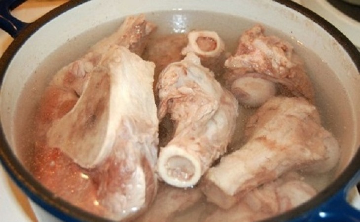 Hầm xương và chuẩn bị nguyên liệu để nấu nước dùng bánh canh hẹ