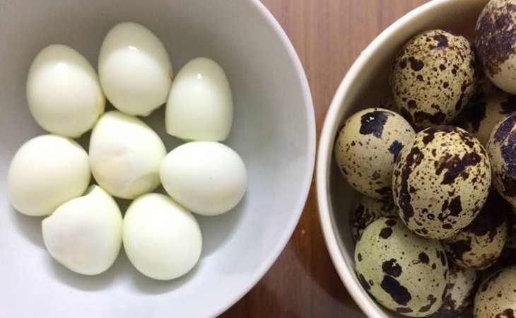 Trứng cút đã luộc chín, bóc vỏ sẵn sàng cho món bánh canh hẹ