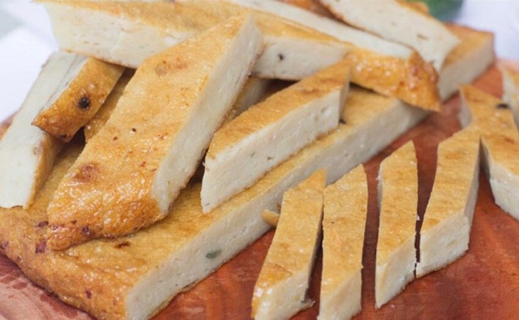 Chả cá được thái miếng vừa ăn, chuẩn bị cho món bánh canh hẹ đặc sản
