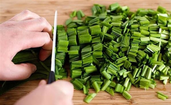 Hẹ tươi xanh được cắt nhuyễn, sẵn sàng rắc vào tô bánh canh hẹ