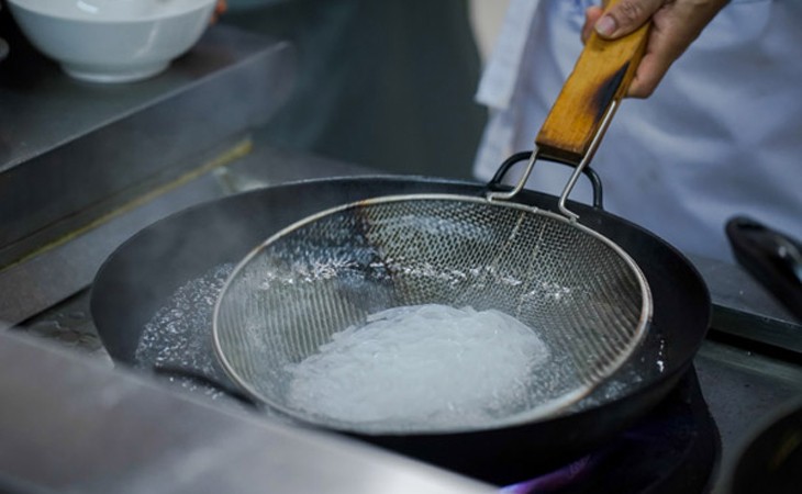 Trụng sơ sợi bánh canh để sợi bánh dai ngon, không bị dính khi làm bánh canh hẹ