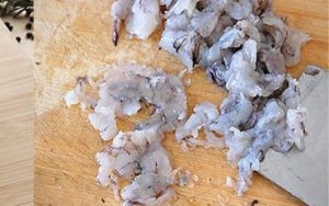 Tôm tươi sau khi rửa sạch được bóc vỏ và băm nhuyễn