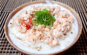 Múc bánh canh mặn ra tô và thưởng thức ngay khi còn nóng
