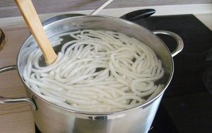Dùng dụng cụ hoặc tay để tạo hình sợi bánh canh