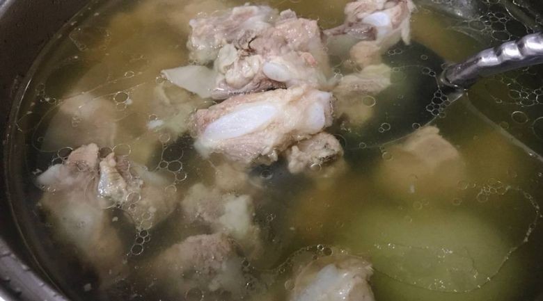 Nồi nước dùng xương heo trong vắt, ngọt thanh, bí quyết của tô bánh đa ngon