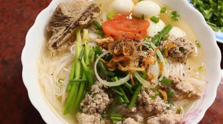 Tô bánh đa xương heo đầy đủ topping trứng, mọc, tiết, tạo nên hương vị bánh đa ngon khó cưỡng