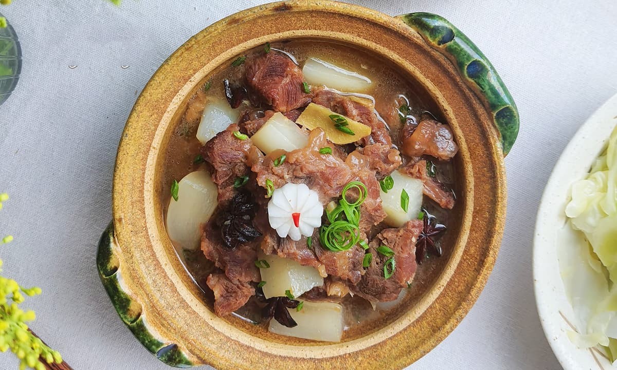 Nồi bò kho củ cải đang sôi sục, tỏa hương thơm ngát, hứa hẹn một bữa ăn ngon miệng