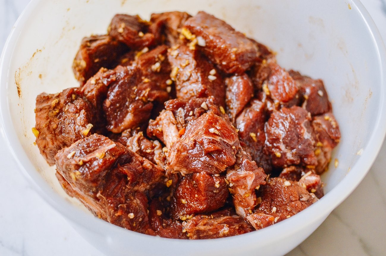 Thịt bò đã ướp gia vị đầy đủ, sẵn sàng cho công đoạn kho để có món bò kho đơn giản mà ngon