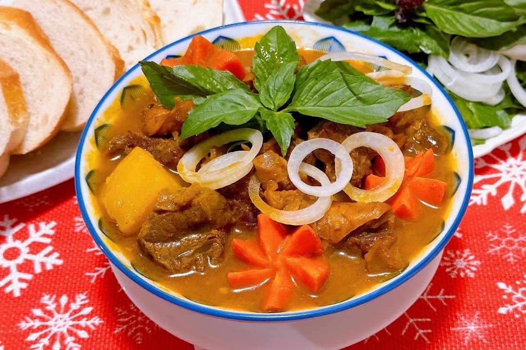 Tô bò kho nước dừa nóng hổi, thơm ngon cùng bánh mì giòn tan, chuẩn vị cho bữa ăn