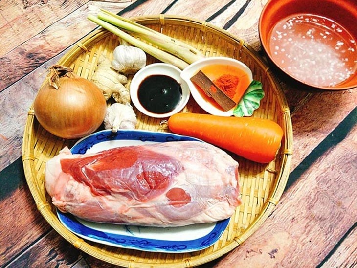 Các nguyên liệu tươi ngon cho món bò kho nước dừa: thịt bò, cà rốt, hành tây, sả và các loại gia vị
