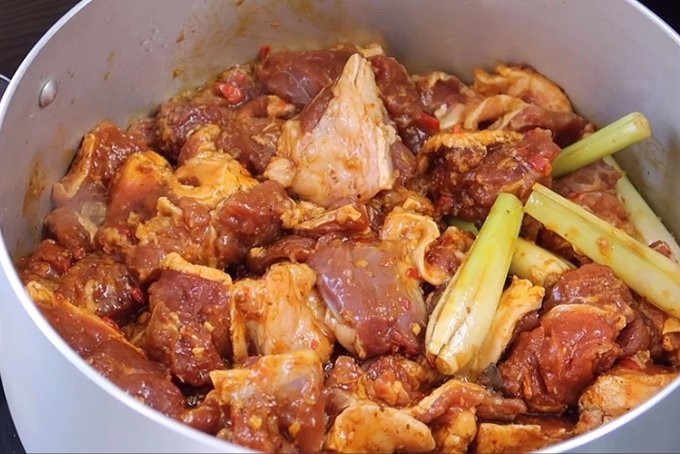 Cách nấu bò kho: Ướp thịt bò