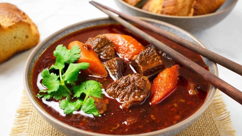 Ướp thịt bò đậm đà với các loại gia vị đặc trưng