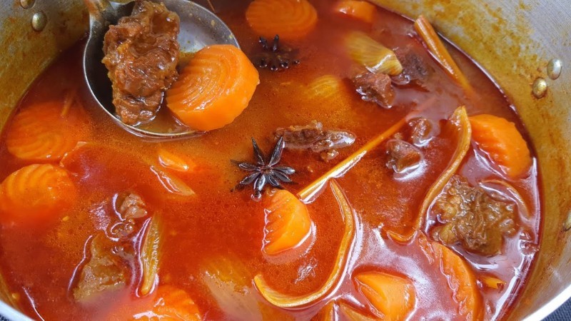 Kho thịt bò với lửa nhỏ để thịt mềm và đậm đà