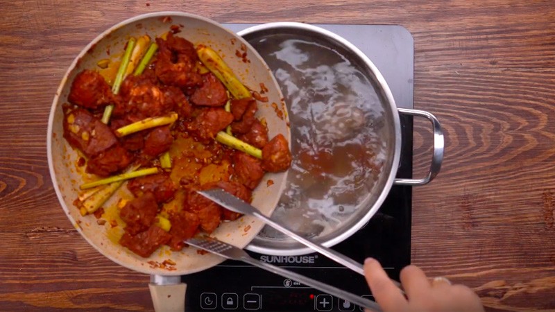 Nồi bò kho đang hầm, thịt bò mềm và thấm vị