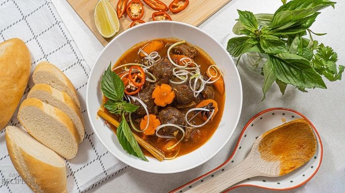 Món bò sốt vang kiểu Pháp hoàn chỉnh, màu sắc hấp dẫn, hương vị đậm đà ăn kèm bánh mì giòn tan