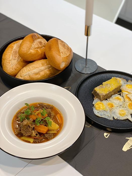 Món bò sốt vang Bắc Bộ thành phẩm, màu sắc hấp dẫn với thịt bò, cà rốt, khoai tây và rau thơm