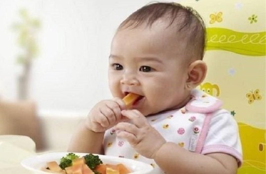 Bé 8 tháng ăn dặm đa dạng ngoài bột: Nên kết hợp trái cây và sữa mẹ/sữa công thức