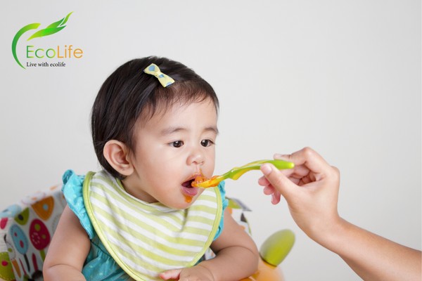 Sữa công thức và bột gạo kết hợp tạo nên bữa ăn dặm đầy đủ dưỡng chất cho bé