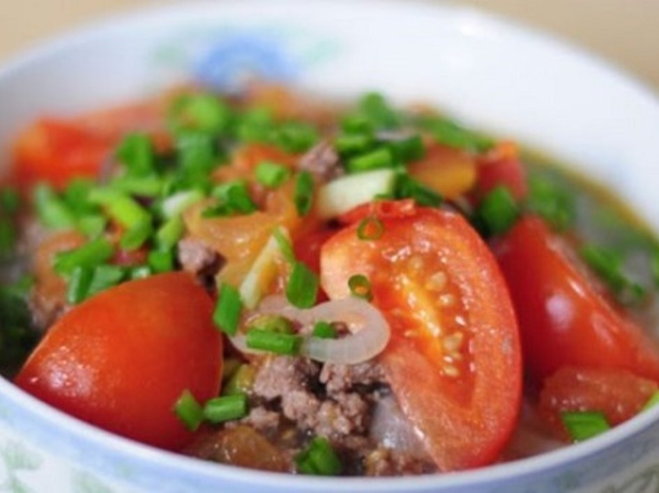Mẹ chuẩn bị nguyên liệu và dụng cụ sạch sẽ khi nấu bún bò cho bé