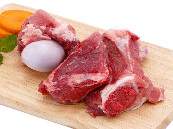 Xương heo tươi thường có màu đỏ tươi đẹp mắt