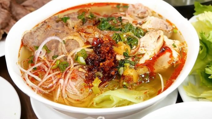 Tô bún bò không mắm ruốc với đầy đủ rau ăn kèm