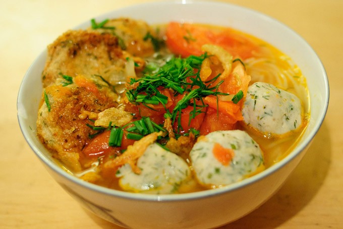 Tô bún cá Nha Trang chuẩn vị, đầy đủ chả cá và rau thơm