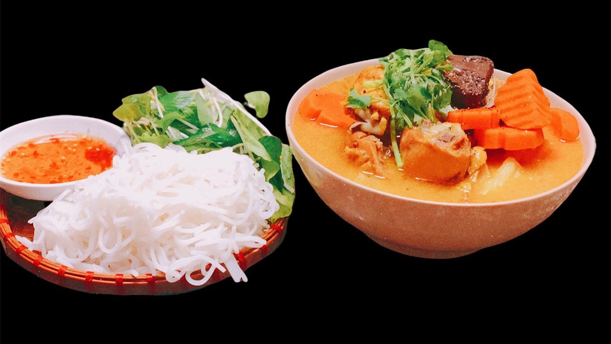 Bát bún cà ri gà vàng óng, hấp dẫn với nước dùng béo ngậy