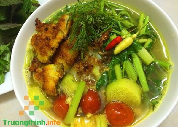 Tổng thể món bún cá rô phi rau cải tươi ngon, đầy màu sắc, đã sẵn sàng để thưởng thức
